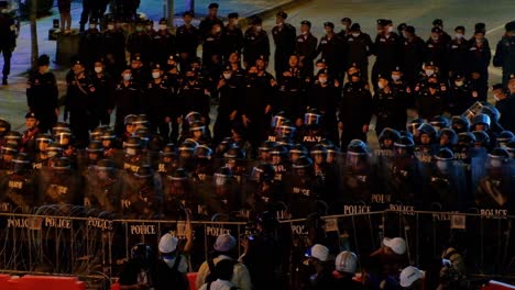 Polizeilinie---Polizisten-Mit-Schutzschilden-Blockieren-Die-Straße-Während-Der-Kundgebung-In-Bangkok,-Thailand,-Inmitten-Der-Pandemie