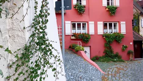 Schönes-Haus-Mit-Blumen-In-Einer-Alten-Touristenstadt-In-Deutschland