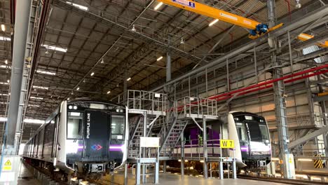 Trenes-De-La-Línea-Púrpura-En-El-Depósito-En-Bangkok,-Tailandia---Tiro-Inclinado-Hacia-Abajo