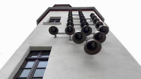 Weißes-Denkmalturmgebäude-Mit-Glockenspielen