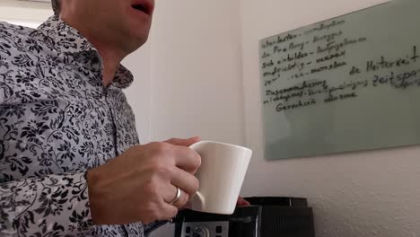 Ein-Mann-Trinkt-Kaffee-Aus-Einer-Weißen-Tasse-Und-Genießt-Den-Geschmack-Und-Das-Aroma