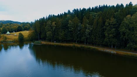 Drohne-Erhebt-Sich-über-Dem-See,-Wunderschönes-Panorama-Auf-Die-Luftaufnahme-Von-Wald-Und-Hügeln