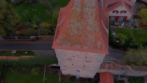 Drone-Sobre-La-Torre-Del-Muro-De-Piedra-De-La-Ciudad-Vieja