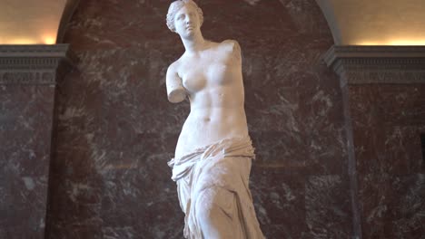Tilt-shot-of-the-Venus-de-Milo-from-top-to-bottom,-Louvre-museum-in-Paris