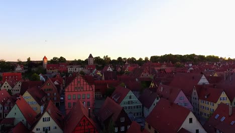Sommer-Sonnenuntergang-Luftaufnahme-über-Den-Dächern-Der-Häuser-Der-Altstadt-Schöne-Farben