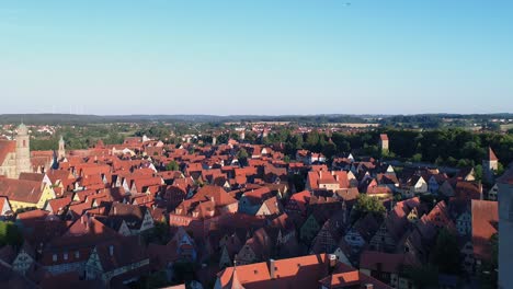 Schöne-Aussicht-Auf-Eine-Alte-Historische-Stadt-In-Bayern,-Aufgenommen-Mit-Einer-Drohne