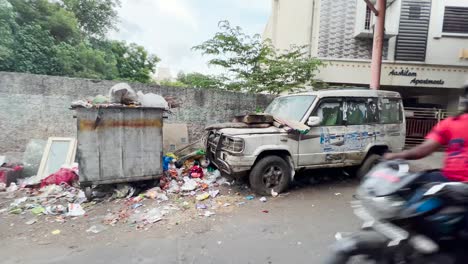 Mülldeponie-Am-Straßenrand-Der-Indischen-Metrostadt
