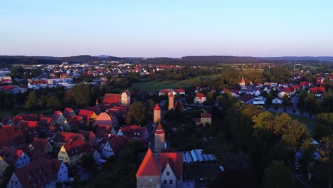 Drohne-Fliegt-über-Die-Altstadt-Und-Das-Schöne-Luftpanorama-Des-Parks-Bei-Sonnenuntergang