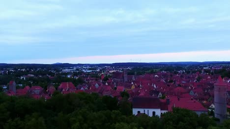Eine-Drohne-Erhebt-Sich-Am-Abend-über-Der-Antiken-Stadt-Luftaufnahme-Rote-Dächer-Von-Landhäusern