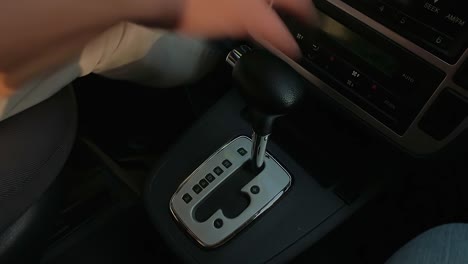 Automatikgetriebe-Männliche-Hand-Auf-Dem-Schalthebel