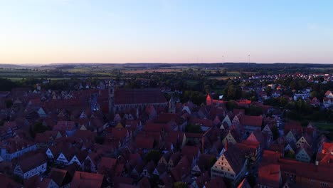 Eine-Drohne-Fliegt-über-Die-Altstadt.-Schönes-Panorama-Bei-Sonnenuntergang