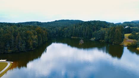 Luftaufnahme-Herbstpanorama-Eines-Schönen-Sees-Mit-Wald-Am-Horizont-Blauer-Himmel