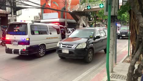 Ein-Krankenwagen-Kam-In-Der-Nähe-Eines-Straßenunfalls-In-Bangsue,-Bangkok,-Thailand-An---Weitschuss