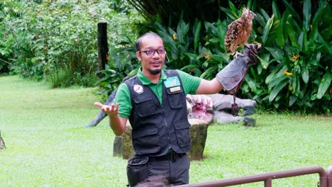 Guardián-Del-Zoológico-Y-Entrenador-Con-Búho-En-La-Mano-Explicando-Al-Público-Sobre-Los-Animales