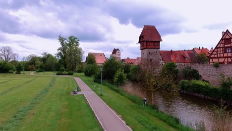 Luftbild-Schönes-Panorama-über-Die-Grüne-Wiese,-Den-Fluss-Und-Die-Antike-Stadt