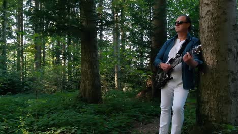 musician-Playing-guitar-in-the-woods