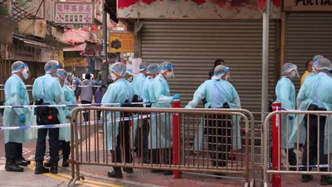 Chinesische-Gesundheitshelfer-In-Schutzanzügen-Werden-In-Einem-Bereich-Gesehen,-Der-Gesperrt-Ist,-Um-Die-Ausbreitung-Des-Ausbruchs-Der-Coronavirus-Variante-Einzudämmen