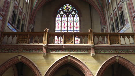 Rippengewölbe-Innenarchitektur-Mit-Buntglasfenster-Im-Zentrum-Von-Gouwekerk-In-Gouda,-Niederlande