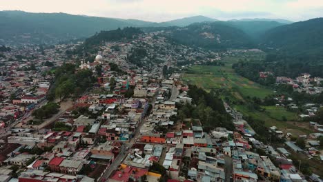 Montañoso-San-Cristóbal-De-Las-Casas-Drone-Aéreo-Vista-Superior-Ciudad-Del-Valle-De-Chiapas
