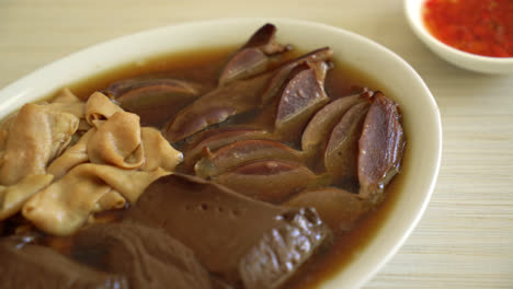 Geschmorte-Enteninnereien-In-Brauner-Suppe---Asiatische-Küche