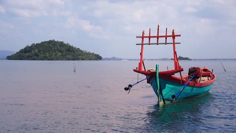 Barco-De-Pesca-Tradicional-Khmer-Amarrado-Frente-A-La-Costa-De-La-Isla-Conejo-O-Koh-Tonsay,-Un-Famoso-Destino-De-Verano-En-Kep,-Camboya