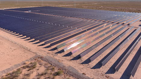 Wide-drone-shot-of-a-solar-farm-in-Arizona,-solar-panels