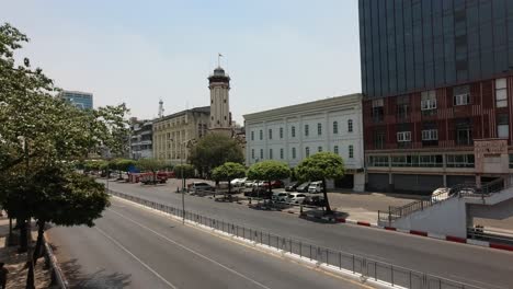 Blick-Auf-Eine-Verlassene-Straße-Der-Sule-Pagode-In-Der-Innenstadt-Von-Yangon,-Myanmar