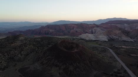Luftaufnahme,-Die-Den-Vulkan-Santa-Clara-In-Den-Bergen-Von-Utah-Bei-Sonnenuntergang-Umkreist