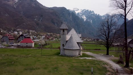Dronehsot-De-Una-Iglesia-En-Los-Alpes