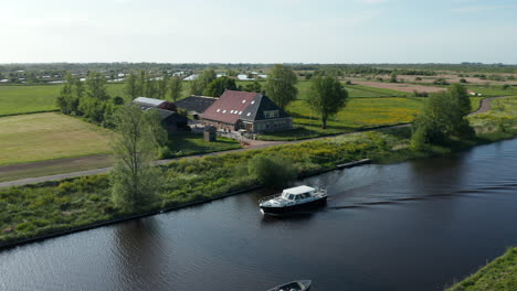 Barco-Navegando-Por-El-Canal-Cerca-De-La-Ciudad-De-Ossenzijl-En-Overijssel,-Frisia,-Países-Bajos