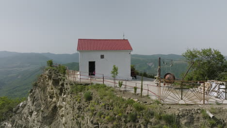 Modesto-Santuario-Ubicado-En-La-Cima-De-Una-Colina-Sobre-La-Ciudad-Rural-De-Tsveri,-Georgia