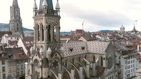 Aerial-Fly-back-Reveal-Church-of-St-Peter-and-St-Paul,-Bern-Switzerland
