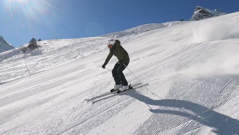 Professioneller-Männlicher-Abfahrtsskifahrer,-Der-Schnelle-Und-Sportliche-Slalomskikurven-Auf-Einer-Perfekt-Präparierten-Skipiste-In-Einem-Resort-In-Den-Bergen-Fährt