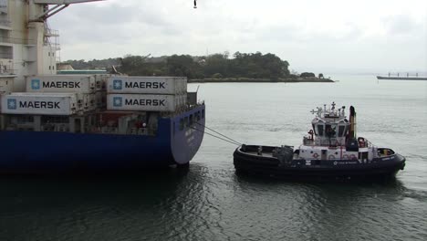 Panamakanal-Schlepper,-Der-Das-Containerschiff-Im-Gatun-See-Zieht