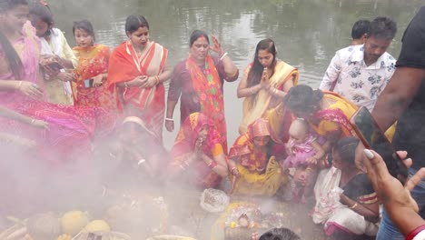 Nahaufnahme-Der-Menschen,-Die-Rituale-Für-Die-Hinduistische-Hochzeitszeremonie-In-Der-Nähe-Des-Flusses-Ganga-Mit-Feuerrauch-In-Kalkutta-Durchführen