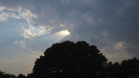 Sonnenuntergang-Zeitraffer-Zeitspanne-Weitwinkel-Indien-Karnataka-Bewegende-Wolke-Indien-Sonnenstrahlen