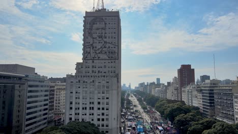 Piqueteros-demonstrating-around-Eva-Peron-building,-Buenos-Aires