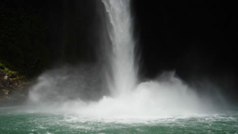 Toma-Completa,-Vista-Escénica-Agua-Cayendo-Sobre-El-Lago-La-Fortuna-En-Costa-Rica