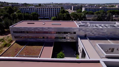 Schönes-Geschäftsgebäude-In-Südfrankreich,-Montpellier