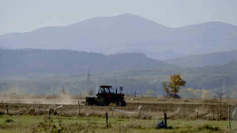 Un-Viejo-Tractor-Siembra-Semillas-En-Un-Campo-Polvoriento-En-La-Rumania-Rural