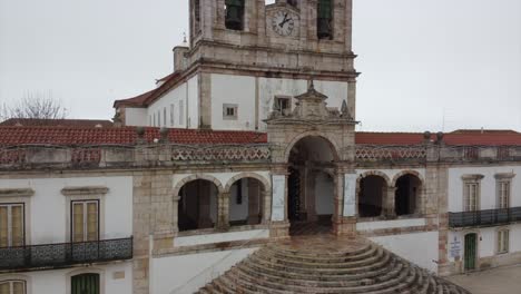 Church-of-the-city-of-Nazaré-in-Portugal-with-the-sea-in-the-background,-giant-waves-of-Nazar?