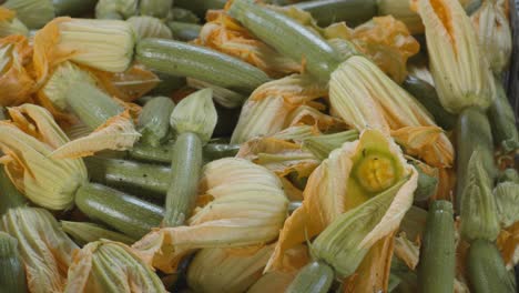 Haufen-Frischer-Roher-Zucchini-Oder-Goldener-Zucchini-Auf-Dem-Gemüsemarkt