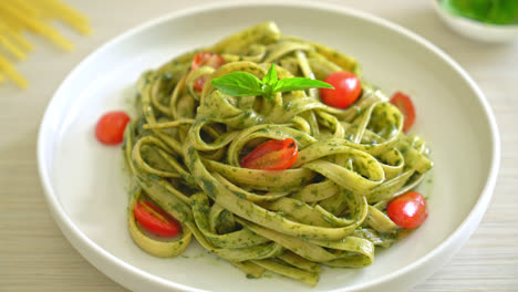Fettuccine-Spaghetti-Nudeln-Mit-Pesto-Sauce-Und-Tomaten---Vegane-Und-Vegetarische-Küche