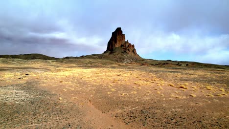 Pico-Agathia-Cerca-Del-Valle-Del-Monumento-En-Arizona
