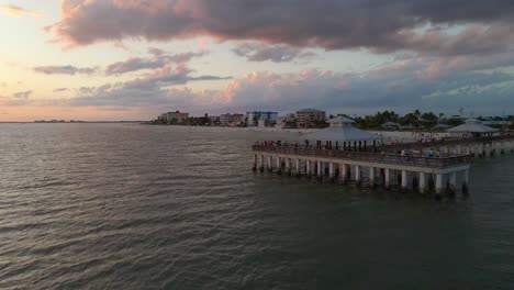 Luftaufnahme-Des-Bunten-Himmels-Während-Des-Sonnenuntergangs-über-Fort-Myers-Beach-Pier,-Florida