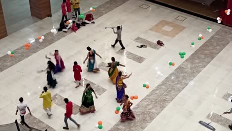 Gruppe-Indischer-Männer-Und-Frauen,-Die-Garba-In-Traditioneller-Kleidung-Spielen