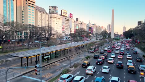 Starke-Verkehrsstaus-Entlang-Der-Avenue-9-De-Julio,-Buenos-Aires