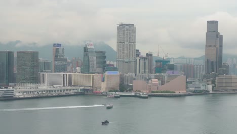 Der-Seeverkehr-Ist-Am-Hafen-Von-Victoria-Und-An-Der-Skyline-Des-Stadtteils-Kowloon-In-Hongkong-Zu-Sehen