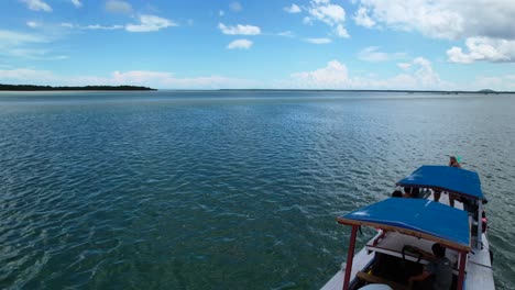 Antenne-Einer-Indonesischen-Bootstour-Mit-Touristen-In-Belitung-An-Einem-Sonnigen-Tag