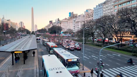 Infraestructura-De-Transporte-Del-Tráfico-Del-Centro-De-Buenos-Aires-Que-Se-Extiende-Hacia-El-Obelisco